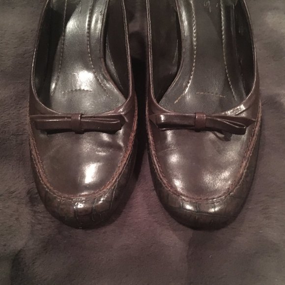 Nine West Slingback Heels with Bow & Reptile Print Accent - Brown (Size: 7.5M) - Picture 3 of 7